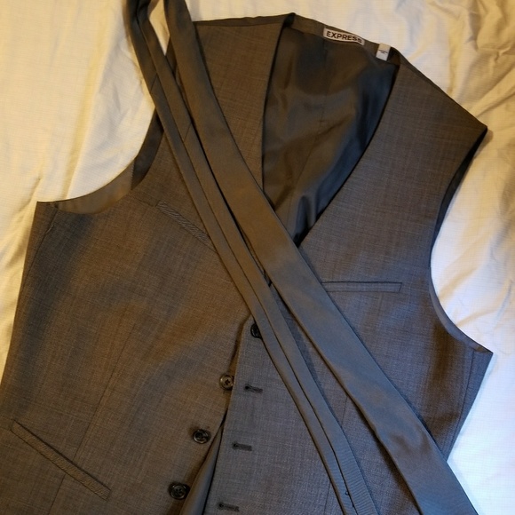 Express size medium vest. - Picture 3 of 4